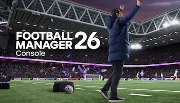 Un entrenador con chaqueta azul levanta los brazos en un campo de fútbol con el texto 'FOOTBALL MANAGER 26 Console' en primer plano, ante un estadio lleno y un atardecer