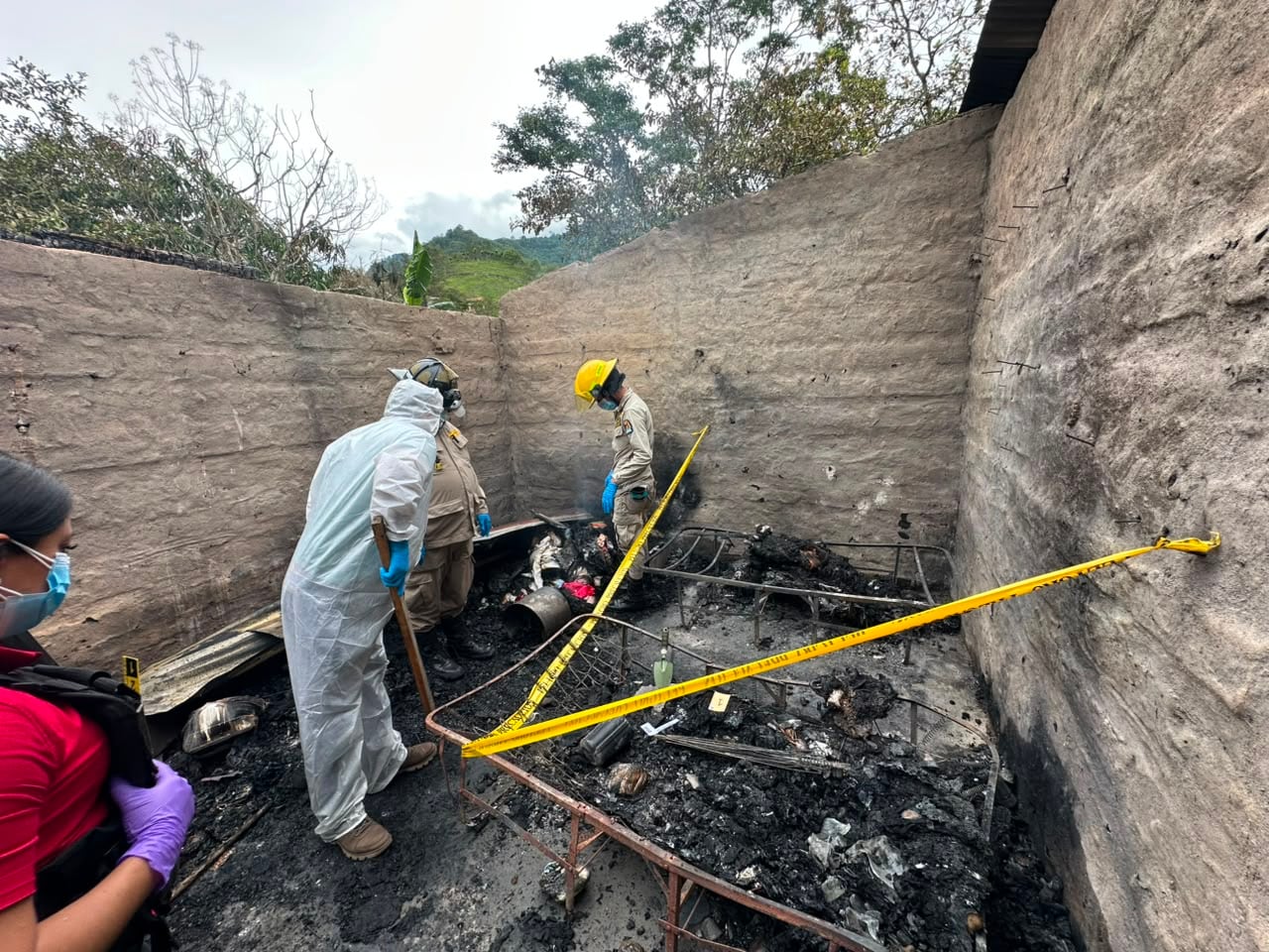 Una vivienda fue consumida completamente por las llamas en la comunidad de Las Estancias, Lempira. La víctima fue encontrada sin vida en el interior de la estructura incendiada. (Foto: Cuerpo de Bomberos Honduras)