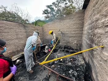 Una vivienda fue consumida completamente por las llamas en la comunidad de Las Estancias, Lempira. La víctima fue encontrada sin vida en el interior de la estructura incendiada. (Foto: Cuerpo de Bomberos Honduras)