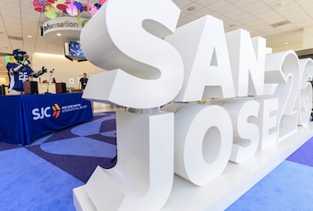 El Aeropuerto Internacional Mineta de San José lanza el robot humanoide IntBot, impulsado por IA