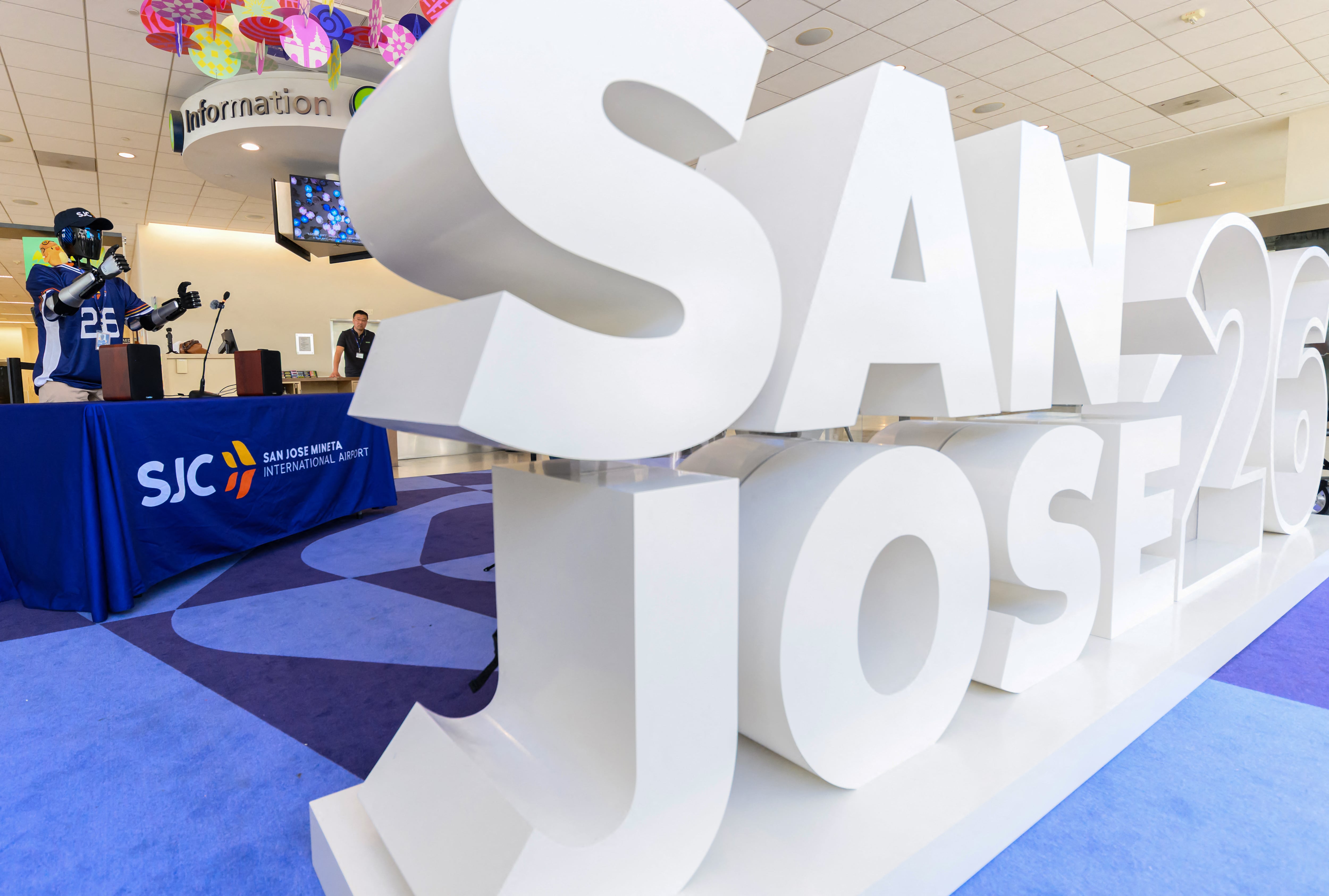La introducción de inteligencia artificial responde al aumento de tránsito internacional y a la preparación de eventos como la Copa Mundial de la FIFA en Silicon Valley. (Photo by JOSH EDELSON / AFP)