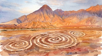Ilustración en acuarela de un paisaje desértico con montañas al fondo. En primer plano, tres geoglifos espirales de tierra clara destacan en el suelo rojizo.