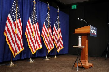 Bernie Sanders dejó el atril