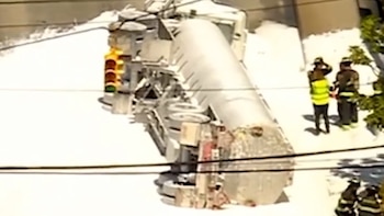 Un camión cisterna volcado provoca un derrame y el cierre de una carretera cerca del aeropuerto JFK