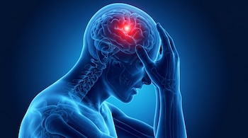 Ilustración 3D de un cuerpo humano translúcido de perfil sosteniendo su cabeza, con el cerebro visible y un punto rojo brillante indicando dolor.