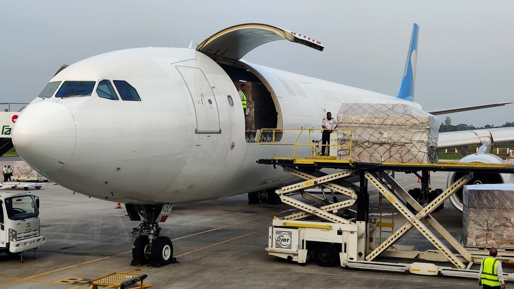 Especialistas alertaron que el Aeropuerto Internacional de Tocumen adquiere mayor relevancia en la vigilancia del comercio ilícito debido al incremento de los envíos de pequeño volumen. Shutterstock