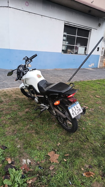 El SAME trasladó al motociclista inconsciente al Hospital Rossi, donde ingresó con lesiones varias y riesgo de vida