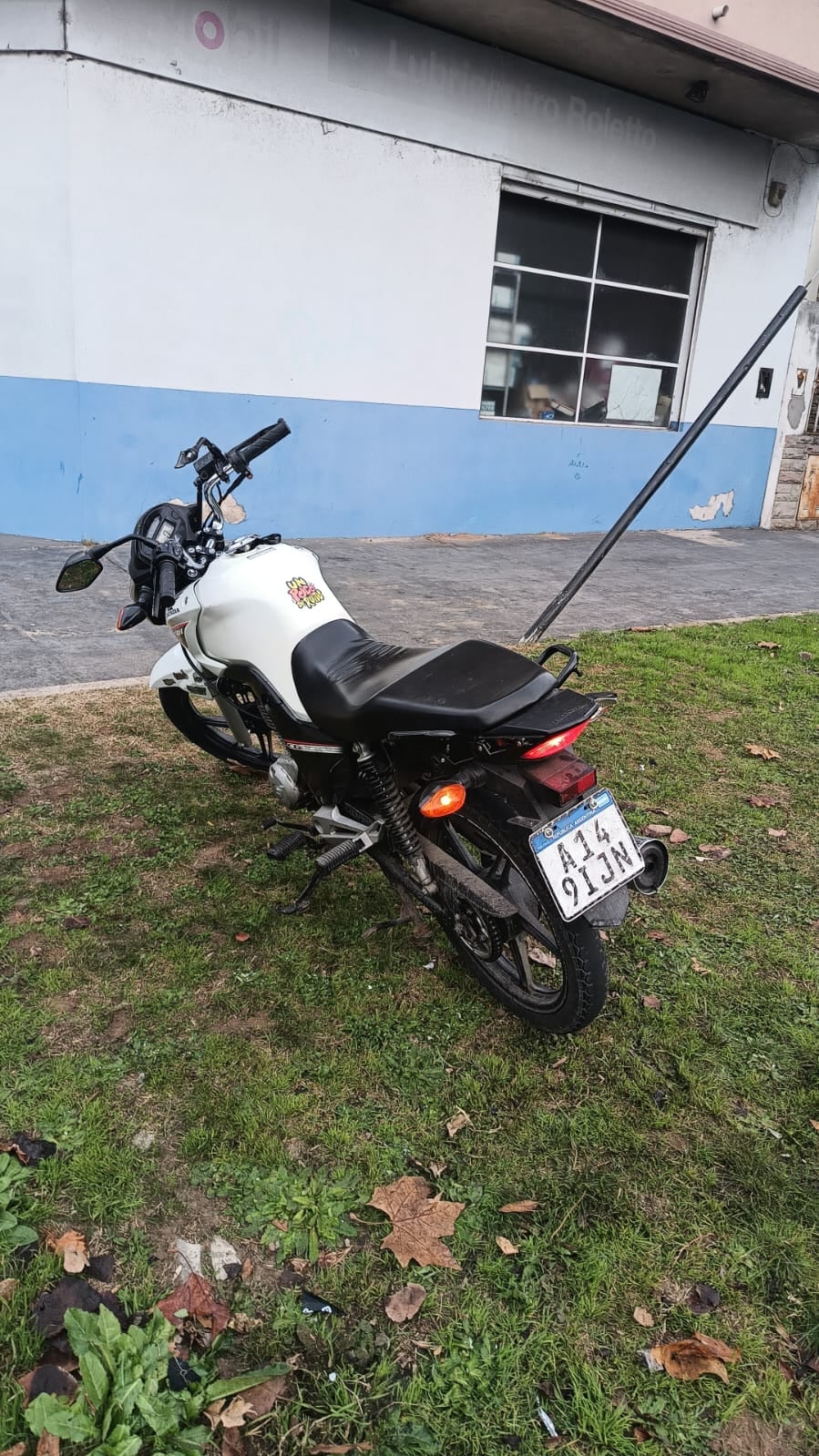 El SAME trasladó al motociclista inconsciente al Hospital Rossi, donde ingresó con lesiones varias y riesgo de vida