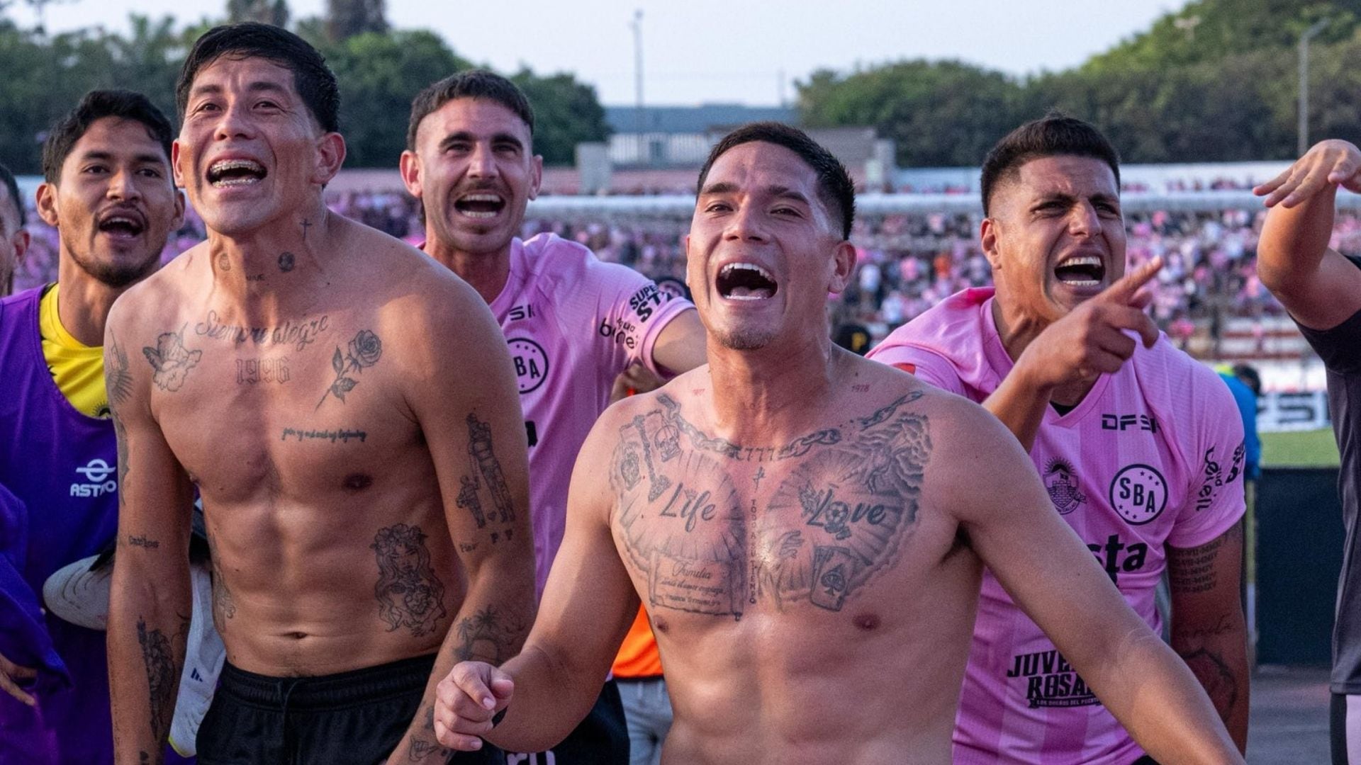 Jefferson Nolasco, Erick Gonzales, Renzo Alfani, Yuriel Celi y Hansell Riojas festejando con euforia el histórico triunfo de Sport Boys sobre Sporting Cristal, en el Callao. - Crédito: Paloma del Solar