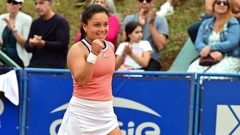 Lucciana Pérez vuelve por la puerta grande en W35 de San Gregorio: gana en individuales y dobles tras brillante semestre universitario