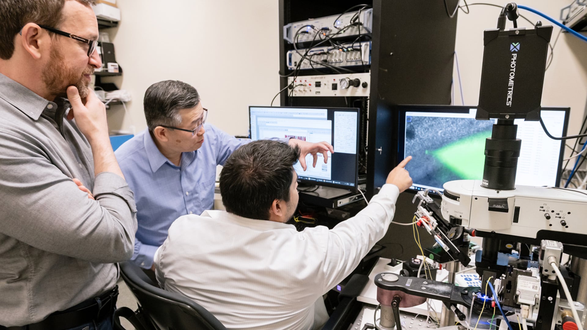 De izquierda a derecha, los científicos del Gladstone Misha Zilberter, Yadong Huang y Dennis Tabuena examinan los resultados de su investigación (Gladstone Institutes)