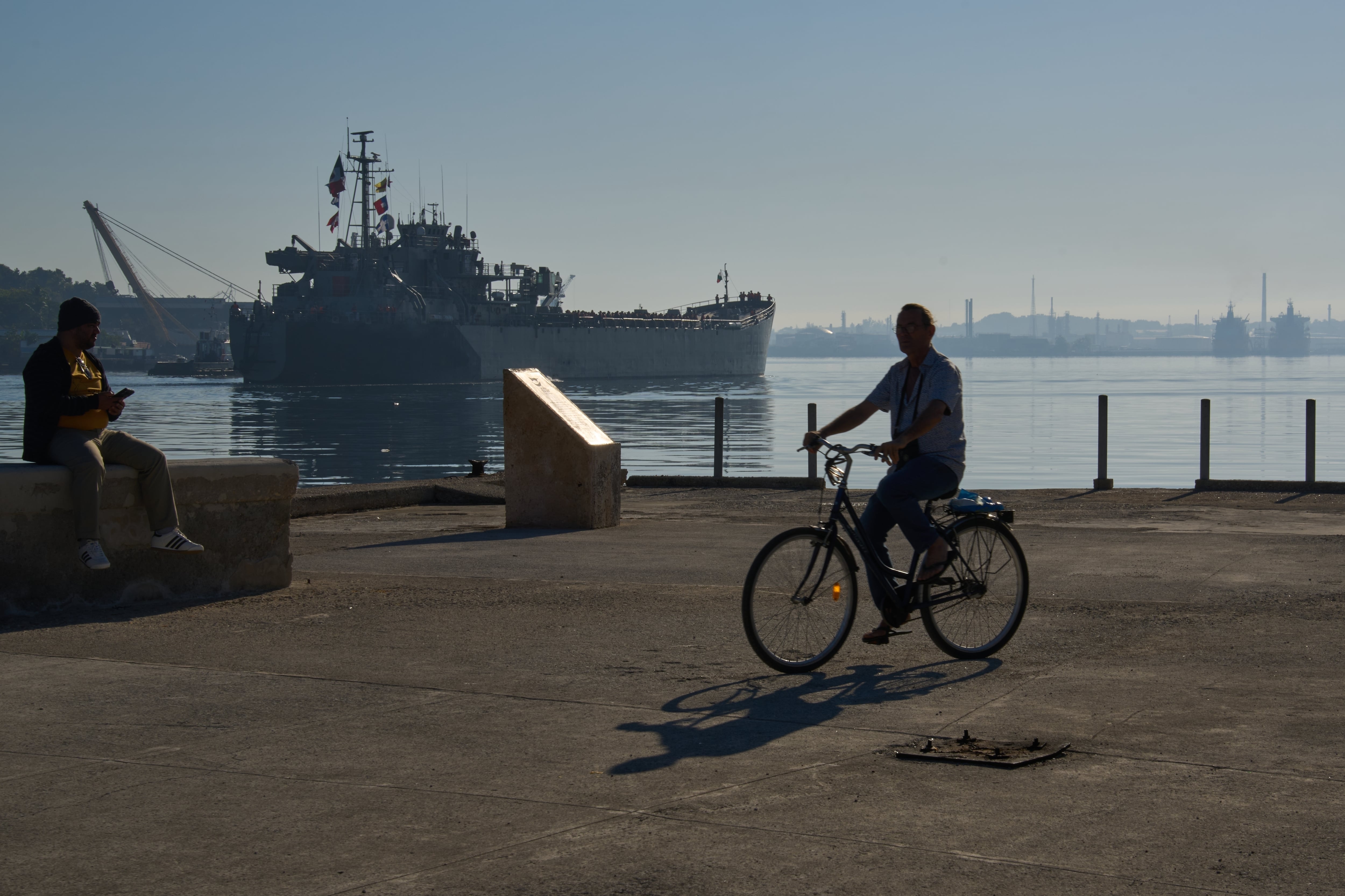 Un hombre monta en bicicleta junto a la bahía de La Habana, donde el buque de la Armada Mexicana Isla Holbox llega a Cuba con ayuda humanitaria, según el Gobierno de México, el jueves 12 de febrero de 2026
(AP Foto/Ramón Espinosa)