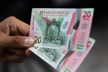 CIUDAD DE MÉXICO, 20OCTUBRE2021.- Ya se encuentra circulando el nuevo billete de 20 pesos que forma parte de los actos conmemorativos de los 200 años de la consumación de la Independencia de México, el ejemplar muestra en su cara frontal el grabado de la entrada del Ejército de las Tres Garantías a la Ciudad de México el día 27 de septiembre del de 1821; en su cara posterior muestra un grabado del ecosistema de manglares de la Reserva de la Biósfera Sian Ka'an, en Quintana Roo.
FOTO: MOISÉS PABLO/CUARTOSCURO.COM