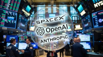 Logos de SpaceX, OpenAI y Anthropic flotando dentro de una burbuja transparente, con un fondo desenfocado de una sala de bolsa de valores con pantallas y personas.
