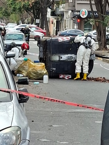 El operativo en Villa Crespo incluyó la absorción del líquido con material especial y un perímetro de seguridad para proteger a los transeúntes