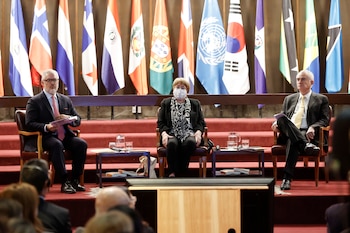 El ex presidente de Colombia Iván Duque (i); la ex presidenta de Chile Michelle Bachelet (c), y el secretario ejecutivo de la Comisión Económica para América Latina y el Caribe (Cepal), José Manuel Salazar Xirinach, participan a la presentación del texto 'Rupturas y oportunidades: propuestas para que América Latina y el Caribe prospere en la nueva era geopolítica' este martes, en Santiago (Chile)
EFE/ Elvis González