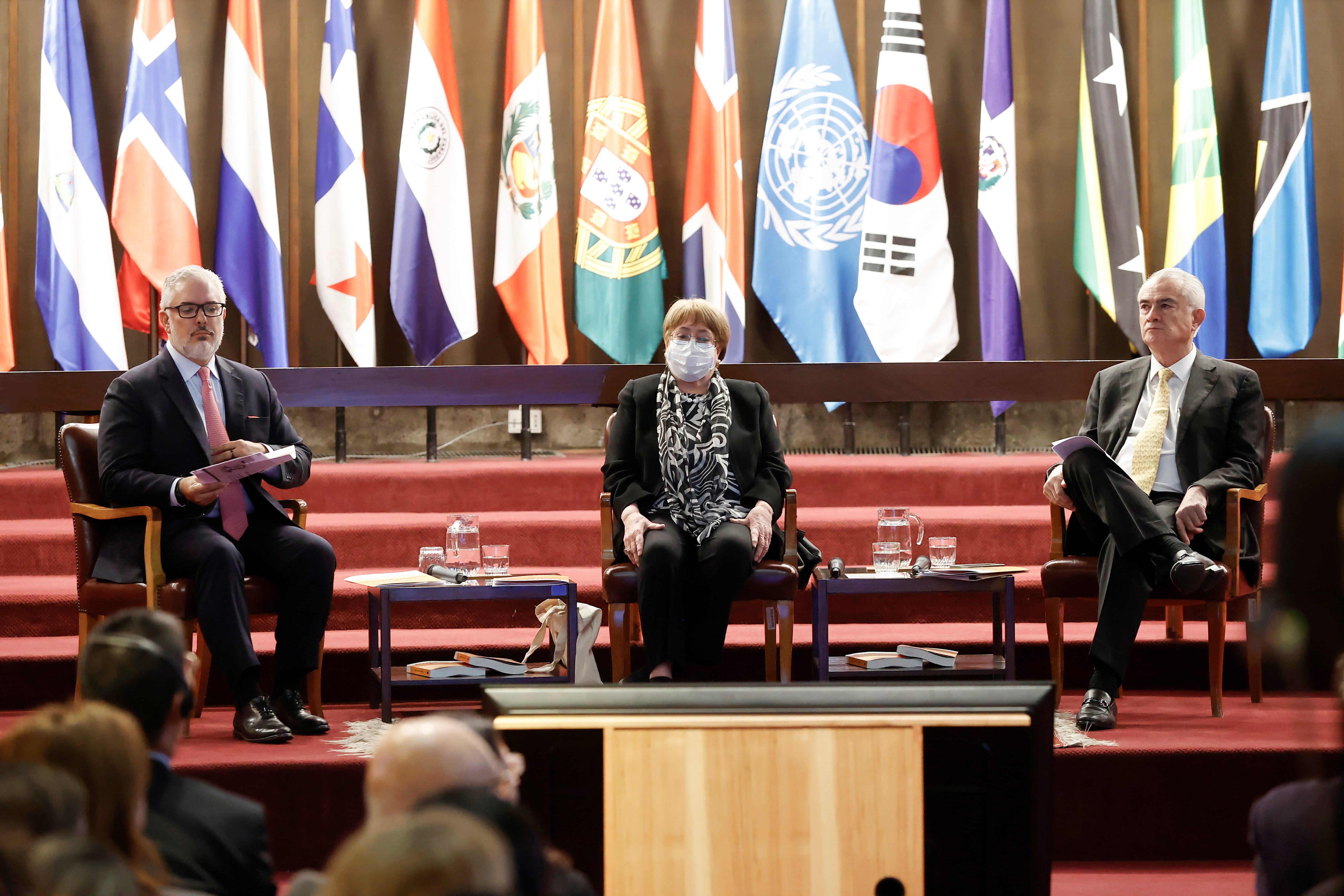 El ex presidente de Colombia Iván Duque (i); la ex presidenta de Chile Michelle Bachelet (c), y el secretario ejecutivo de la Comisión Económica para América Latina y el Caribe (Cepal), José Manuel Salazar Xirinach, participan a la presentación del texto 'Rupturas y oportunidades: propuestas para que América Latina y el Caribe prospere en la nueva era geopolítica' este martes, en Santiago (Chile)
EFE/ Elvis González