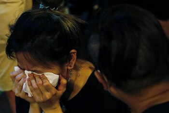 Una mujer llora durante una