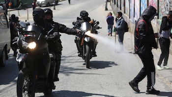 Un policía roció gas pimienta