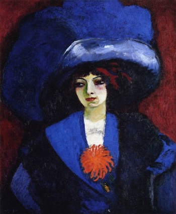 Pintura de una mujer de cabello rojizo con fondo rojo. Lleva un vestido azul y collares de perlas, con el rostro pálido y labios rojos