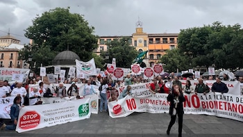 Cientos de personas en representación de plataformas vecinales Stop Biometano se concentran en la plaza de Zocodover de Toledo para exigir la paralización del Plan Regional de Biometanización de la JCCM. (Asociación La Sagra)