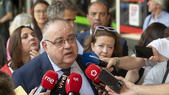 El PP advierte de que pedirá la dimisión de Mónica García si no para la huelga de médicos de abril