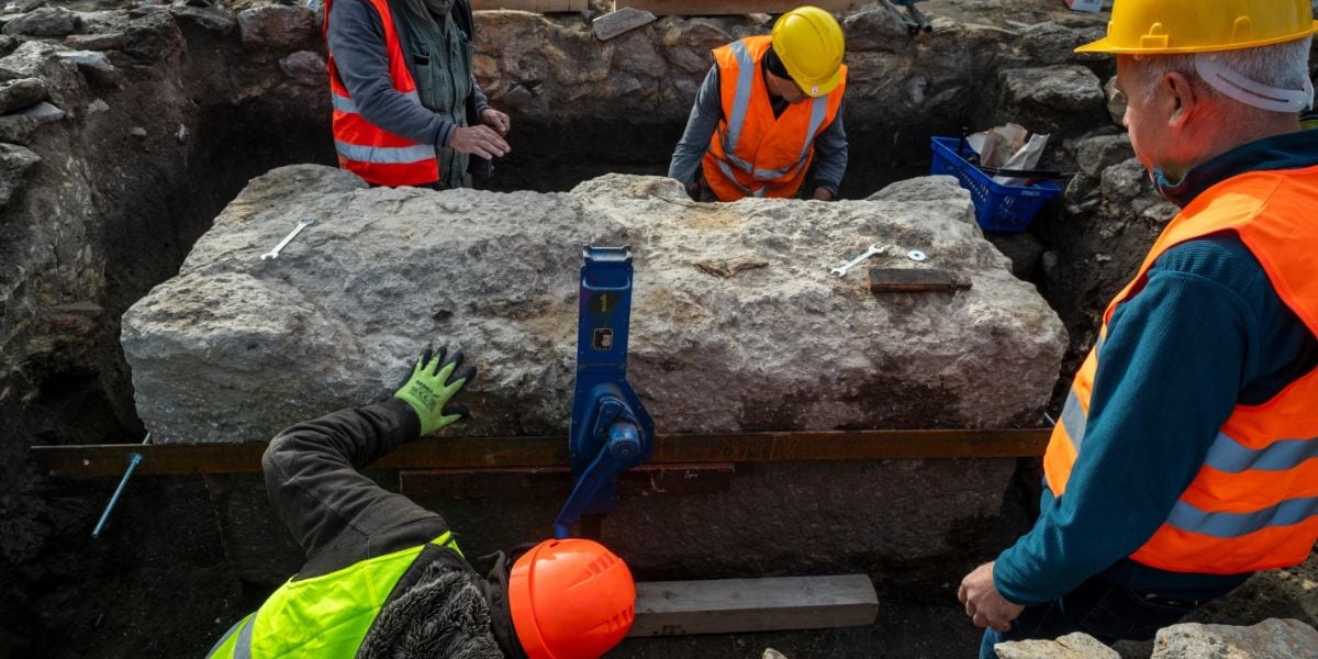 Un sarcófago romano sellado y una joven de alto estatus: tesoros ocultos, rituales familiares y secretos bajo el lodo en Budapest