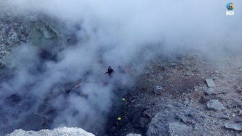 Vulcanólogos miden las emisiones del cráter de Solfatara, en la localidad italiana de Pozzuoli, en la caldera de los Campos Flégreos, que ha originado cientos de terremotos en los últimos meses (EFE)