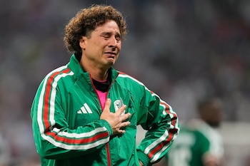 Los futbolistas mexicanos quedaron destrozados tras la derrota. (AP Foto/Natacha Pisarenko )