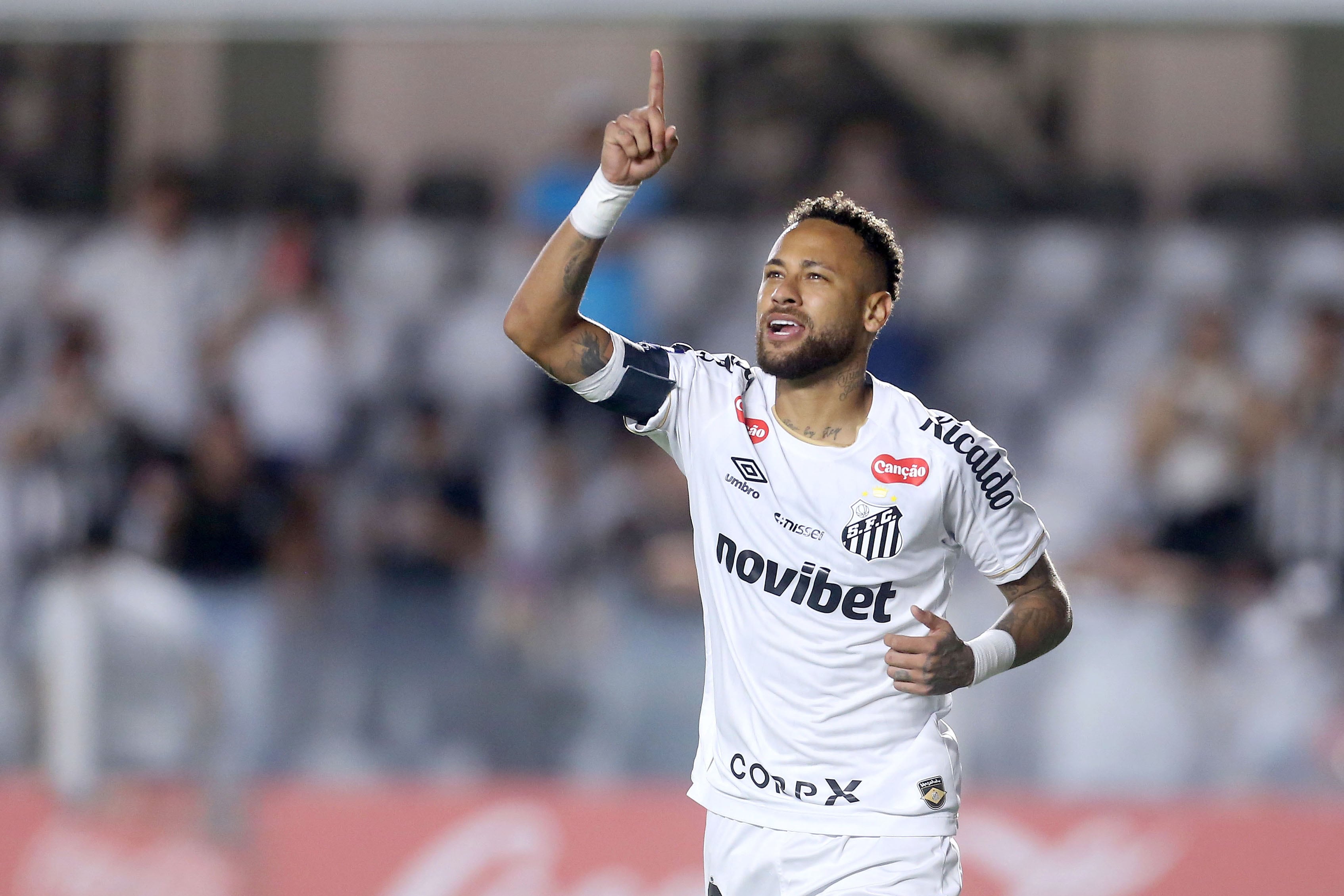 Neymar marcó al inicio del partido (Efe)