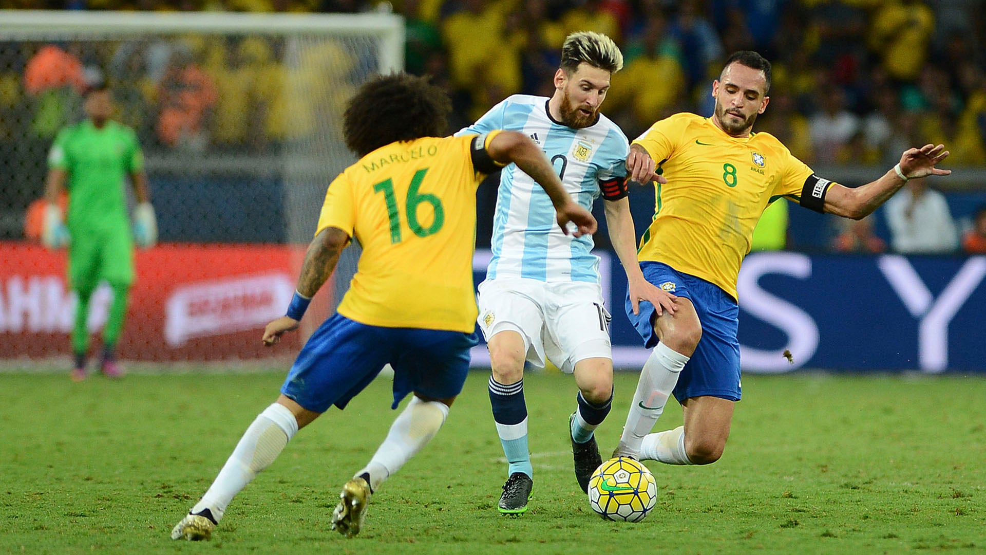 Marcelo espera a Lionel Messi en un clásico entre Brasil y Argentina por las Eliminatorias para el Mundial 2018 (Getty Images)