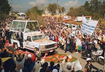 Juan Pablo II saluda a