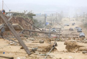 Postes de electricidad caídos bloquean una calle tras el paso del huracán Norma por Baja California Sur en México. Cabo San Lucas, México- Octubre 21, 2023. REUTERS/Fernando Castillo