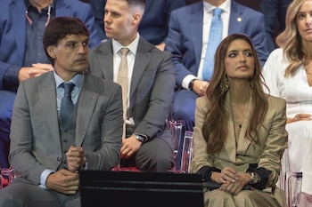 La periodista Sara Carbonero (d) y el futbolista Fernando Morientes (i) durante el acto institucional del Día de Castilla-La Mancha en Cuenca.
(Lola Pineda / Europa Press)