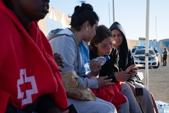 Varias personas migrantes reciben la