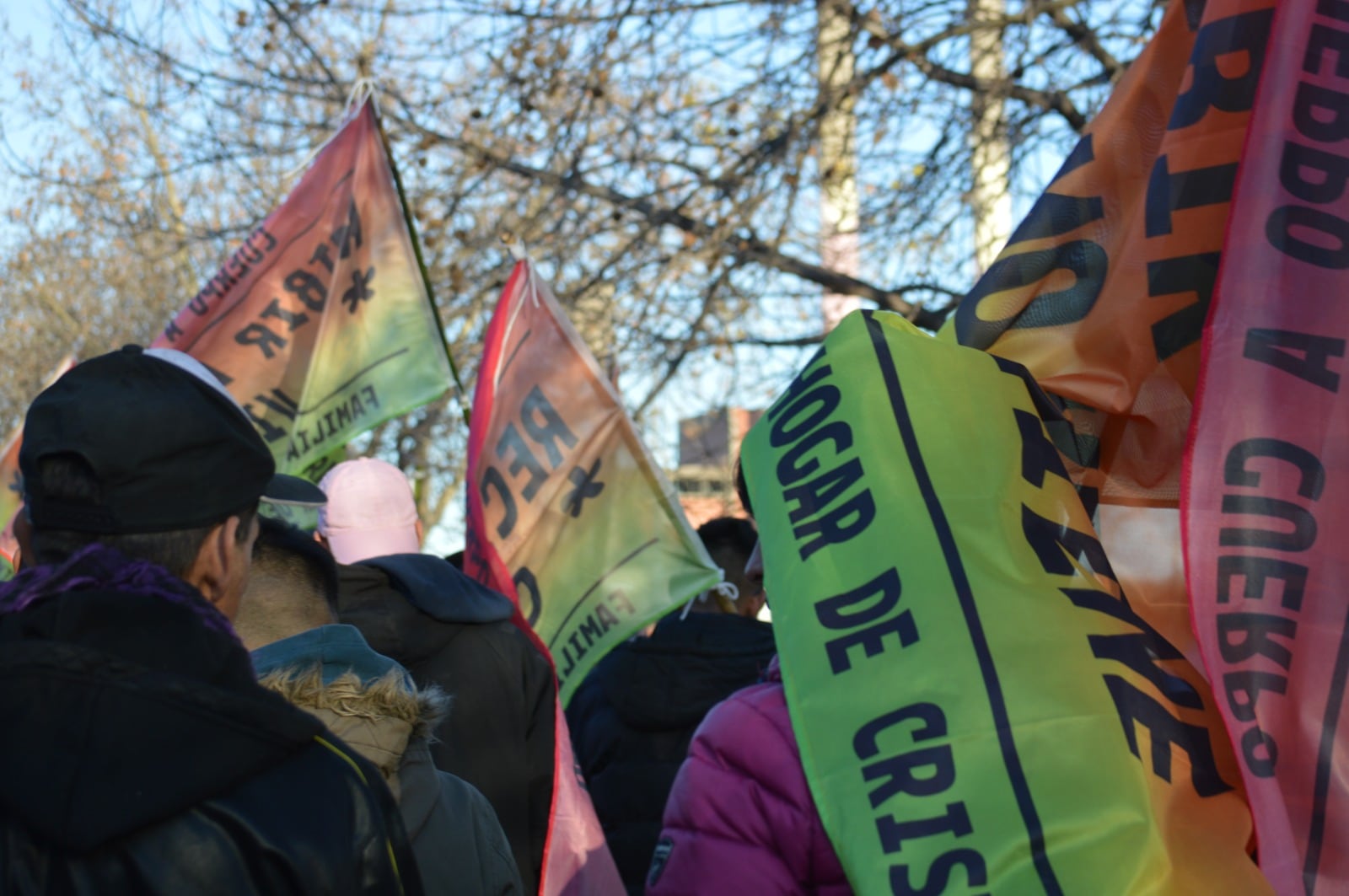 Un monumento al Papa Francisco, mostrando una silueta sonriente y con el mensaje 'Abrazar la vida como viene', fue inaugurado en un espacio público con la presencia de fieles.