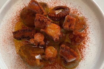 Un plato de pulpo á