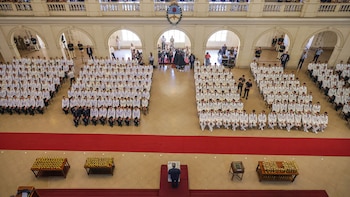 Las FFAA siguen a la