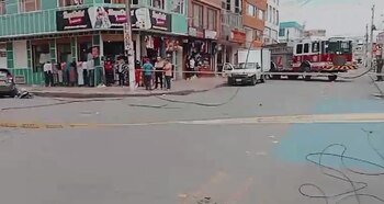 Un tractocamión chocó contra tres postes de energía - crédito @BogotáTransito/X