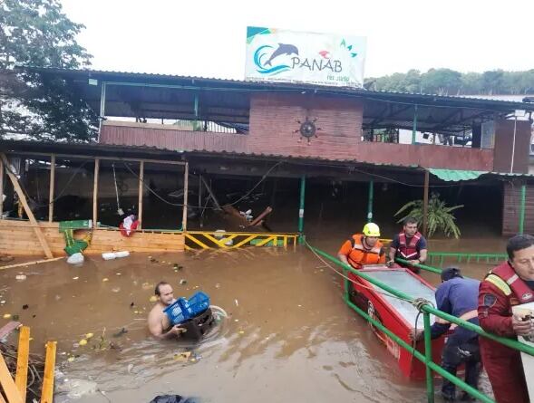 Susto en Puerto Gaitán, caseta-restaurante flotante se hunde en el Río Manacacías - crédito Defensa Civil