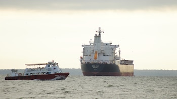 Tres barcos navegan hacia Estados