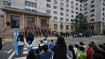 Jueces federales y estudiantes del Polo Educativo Mujica compartieron un homenaje a los próceres de Mayo