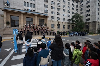 Jueces federales y estudiantes del Polo Educativo Mujica compartieron un acto de homenaje a los próceres de Mayo en las escalinatas de Comodoro Py