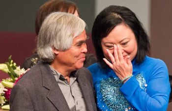 Nick Ut y Phan Thi Kim Phuc durante un encuentro en Newport Beach, California, en una foto de archivo en junio de 2012 (AP)