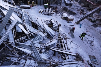 Trabajadores reparan la central eléctrica