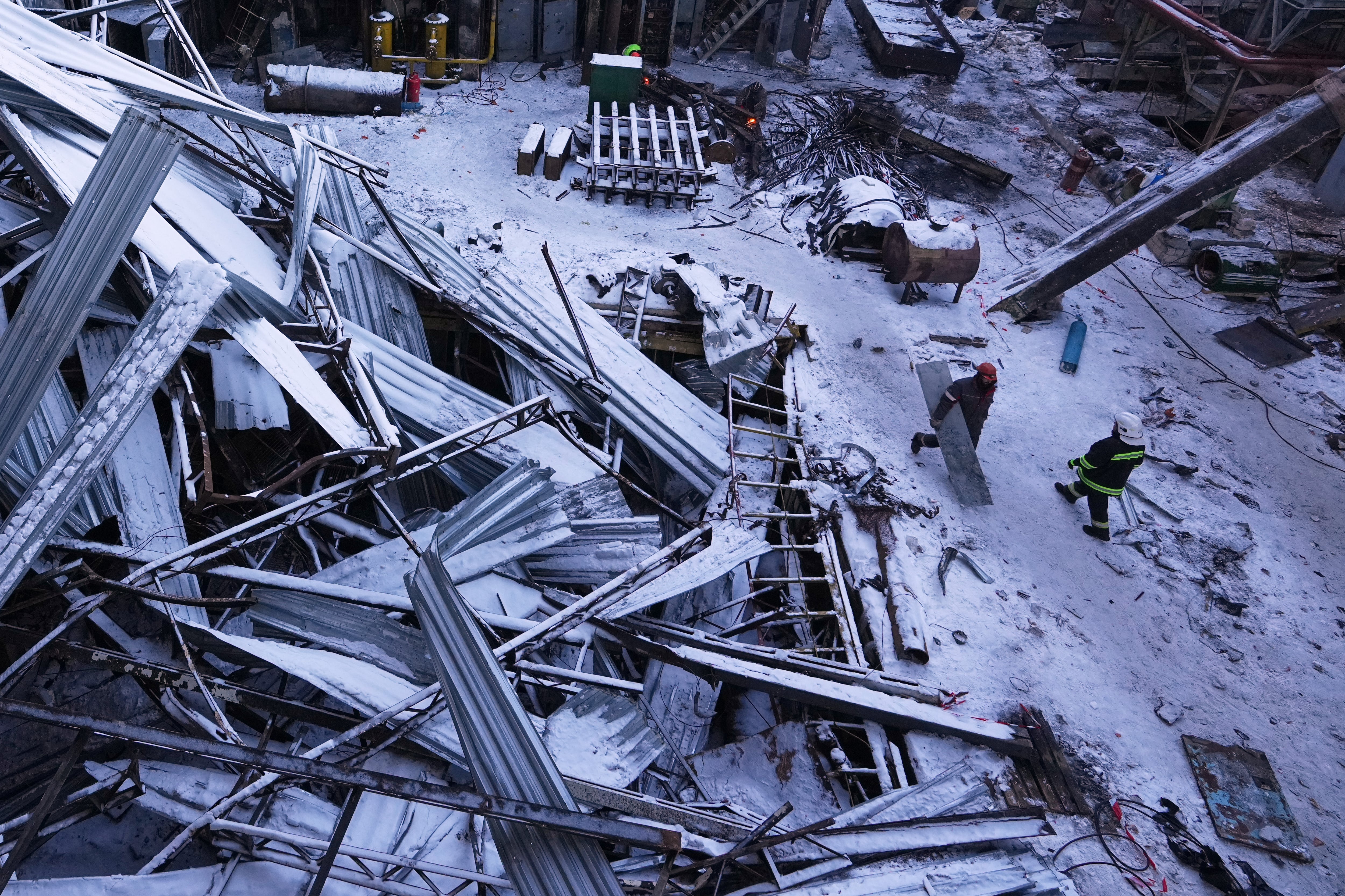 Trabajadores reparan la central eléctrica de la empresa DTEK, destruida por un ataque con misiles rusos, en un lugar no revelado de Ucrania, el lunes 9 de febrero de 2026
(Foto AP/Sergei Grits)