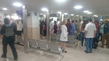 Evacúan Clínica 64 del IMSS en Tlalnepantla por falsa amenaza de bomba