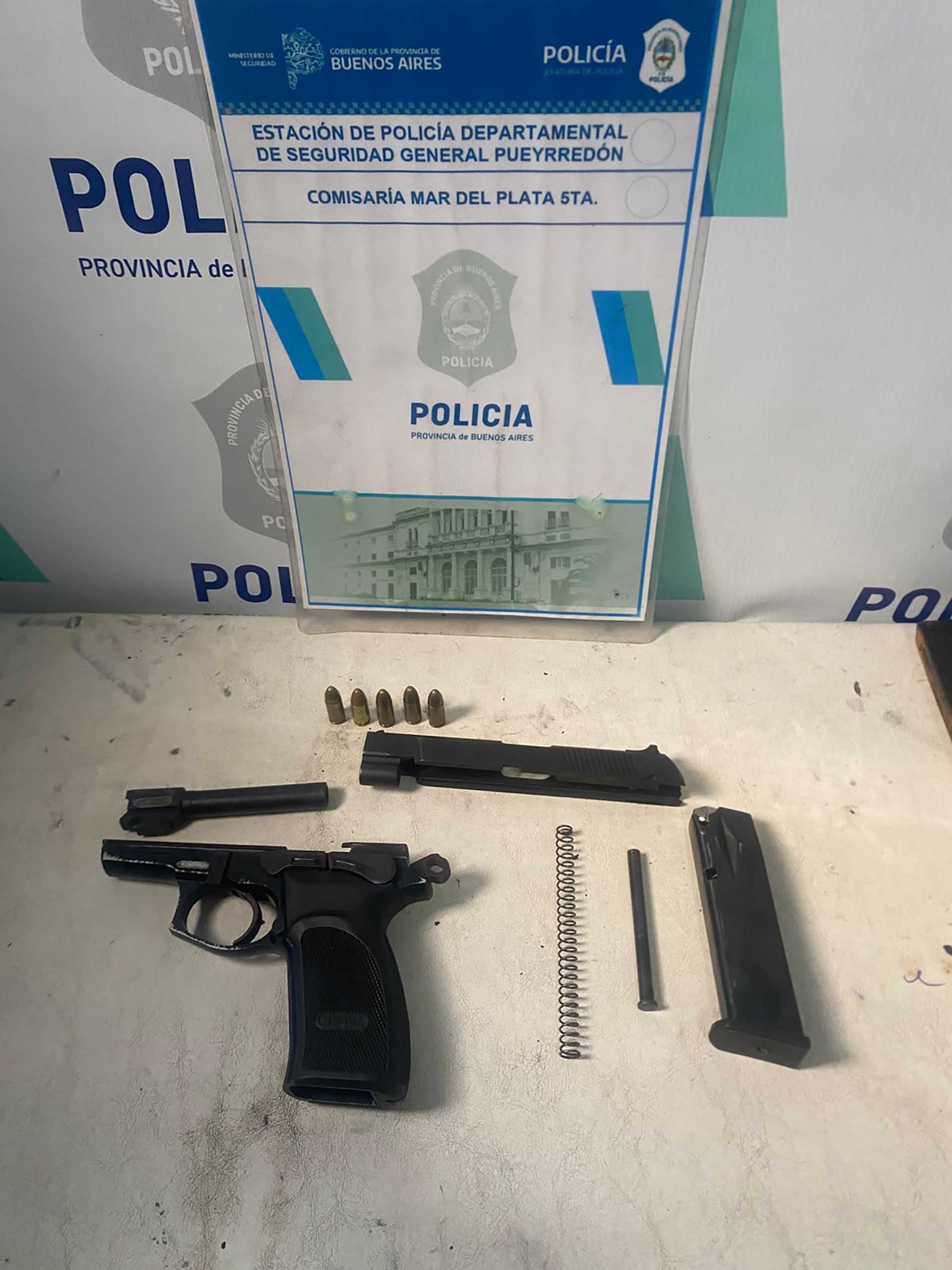 La pistola 9mm que tenía la detenida