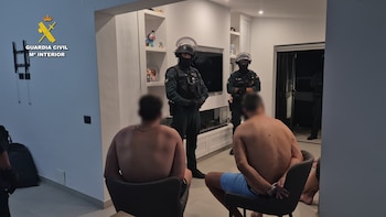 Imagen de dos de los detenidos en la operación. (Guardia Civil)