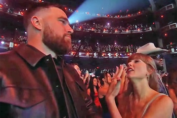 Ambos fueron captados bailando durante una de las presentaciones musicales de la gala. (Captura de video/FOX)